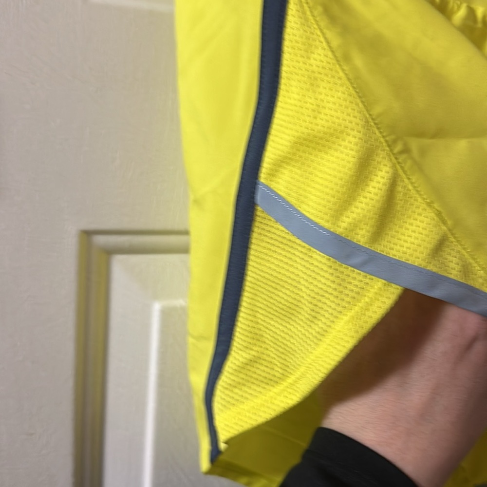 UNDER ARMOUR FLY BY 2.0 RUNNING SHORTS: YELLOW: NEW WITH TAGS: SIZE LARGE - Picture 2 of 5